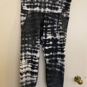 Black & White Tie Dye Elevate Cropped Leggings with Pockets